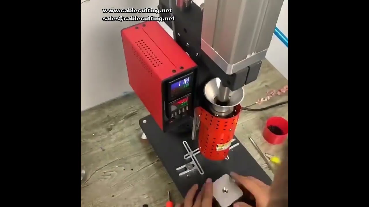 1 100G Semi Automatic Pneumatic Injection Molding Machine ，for of Headphones, Power Cords, USB Plug